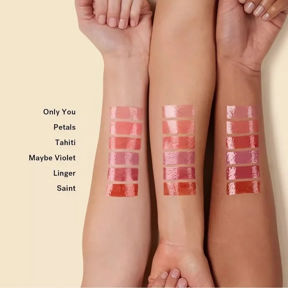 3/$50 💫 ILIA
Balmy Gloss Tinted Lip Oil in Petals - Picture 2 of 7